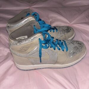 Stylish Women's Sneakers with Blue Accents